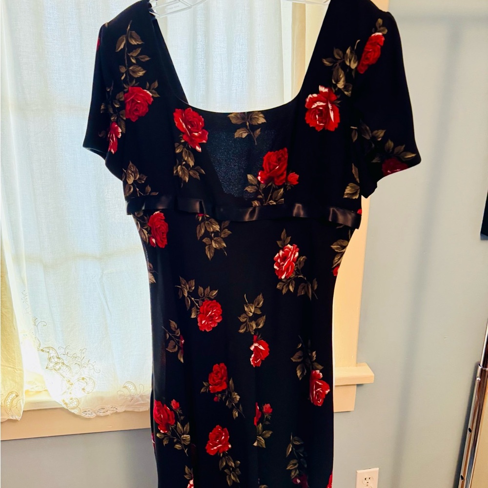 Donna Ricco Black Short Dress with Red Roses
